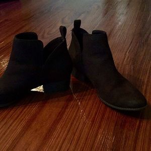 American Eagle Black Cut-out Booties